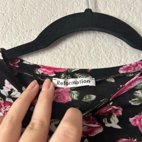 Reformation Floral Buffie Short Sleeve Crop Top Black Pink Small - Picture 4 of 4